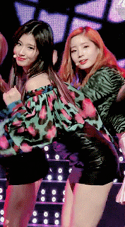오프숄더&미니스커트 입은 사나.gif | 인스티즈