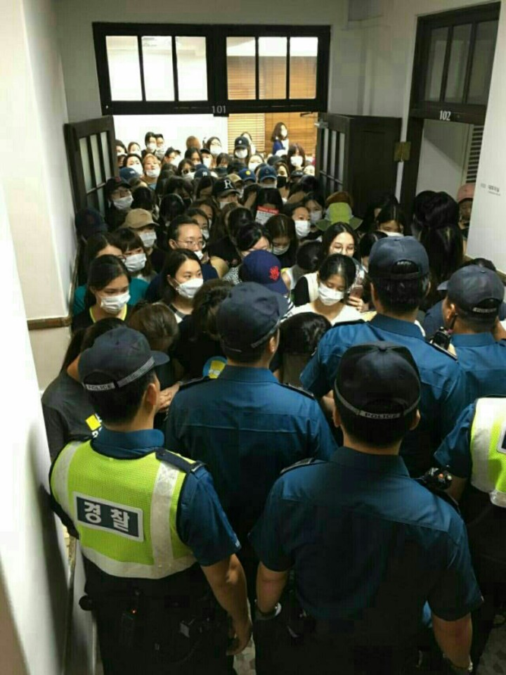 이화여대 재학생과 동문들 이틀째 점거농성 | 인스티즈