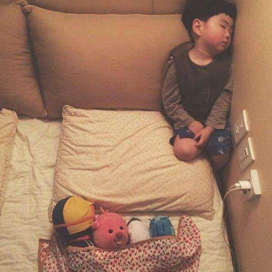 인형들에게 자기 자리 내어준 아이 | 인스티즈