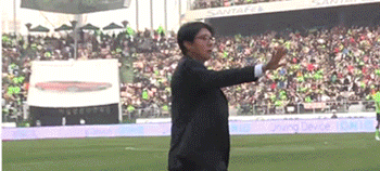 골넣고 너무 좋아하니까 화내는 황새.gif | 인스티즈