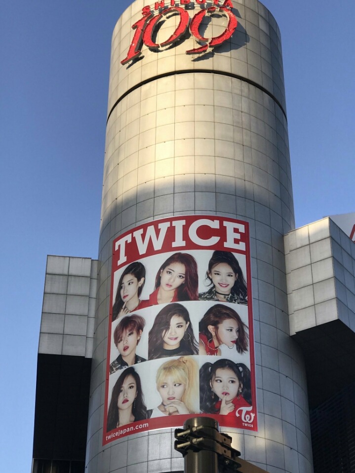 일본 시부야 빌딩에 걸린 트와이스 사진 | 인스티즈