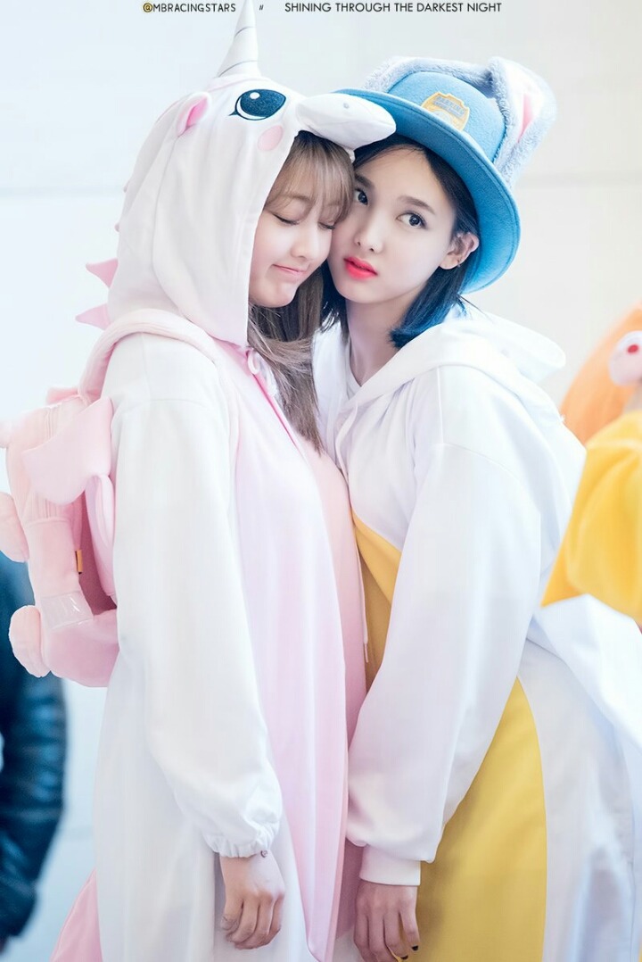 [트와이스] 지효:(폴짝)(줍줍)다혀나 이거 떨어져써... | 인스티즈