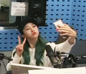 언니 사진 찍는다고 피해주는 하니.gif | 인스티즈