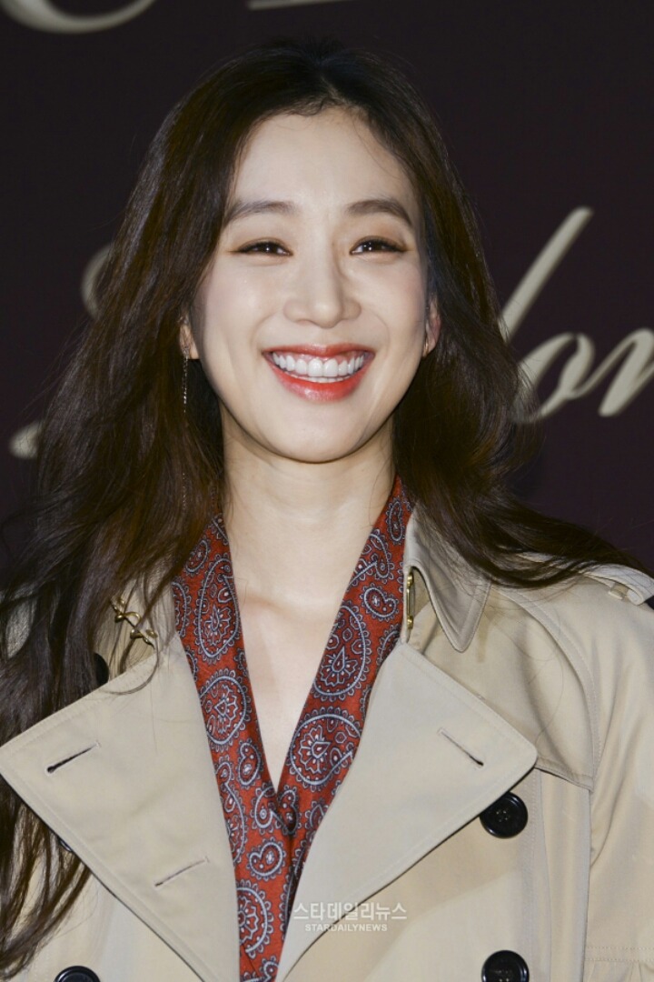 오늘자 정려원 | 인스티즈