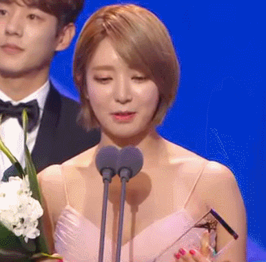어제자 미모 발산하는 연예대상에서의 초아 | 인스티즈