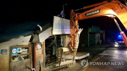 굴삭기로 슈퍼마켓 부순 조현병 환자 | 인스티즈