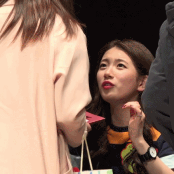 우는 팬 달래주는 수지.gif | 인스티즈