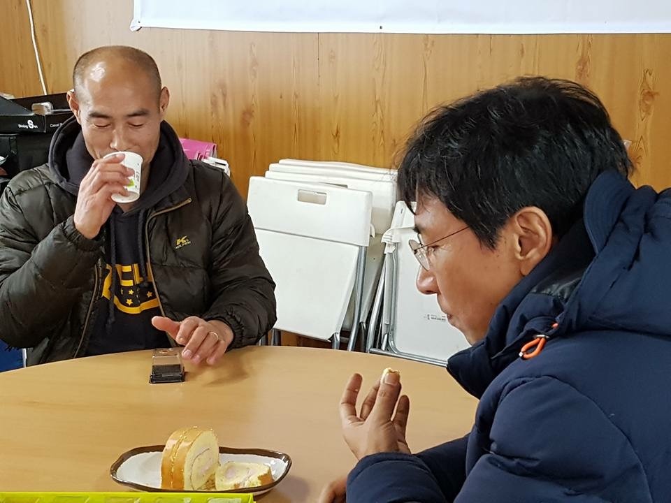 성탄절에 팽목항 찾은 충남 아이돌 안희정 도지사 | 인스티즈