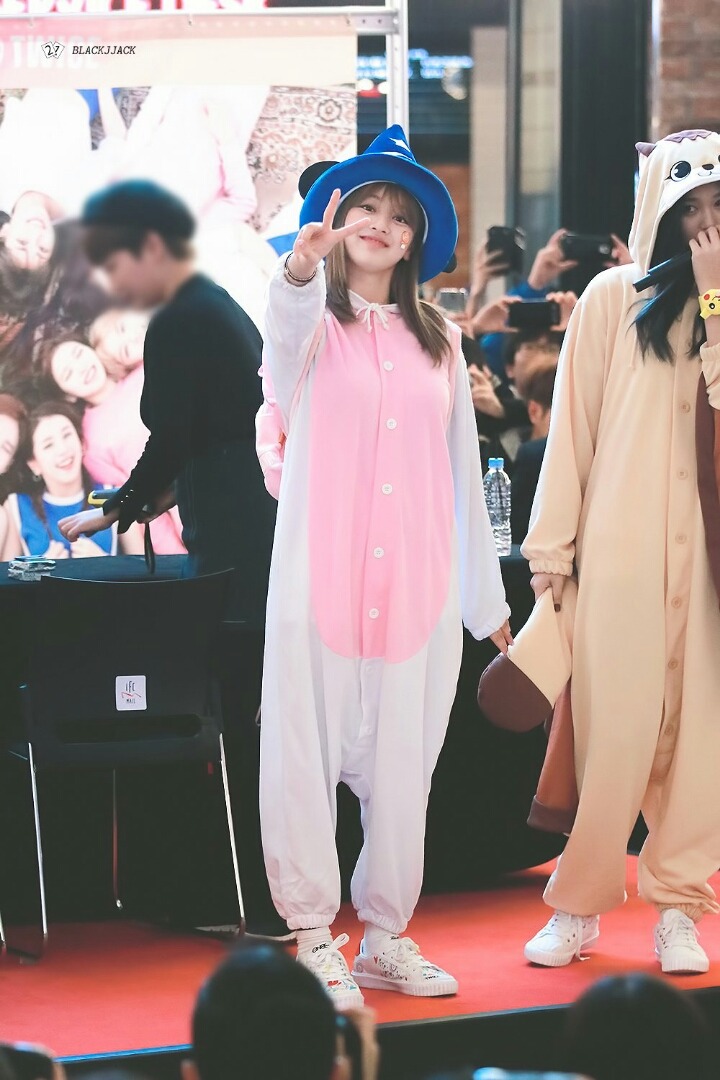 [트와이스] 지효:(폴짝)(줍줍)다혀나 이거 떨어져써... | 인스티즈