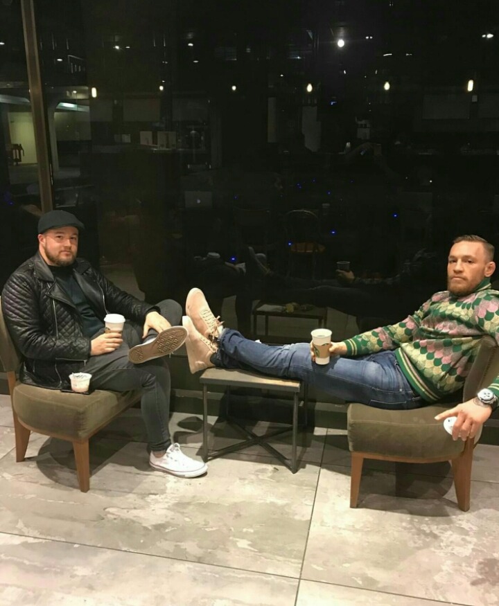 오빠 저사람 테이블에 발 올리고있잖아 좀 뭐라고해봐 | 인스티즈