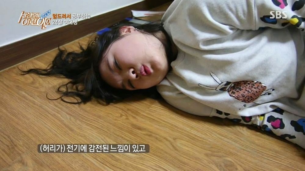 엎드려서 공부하는 여대생 | 인스티즈