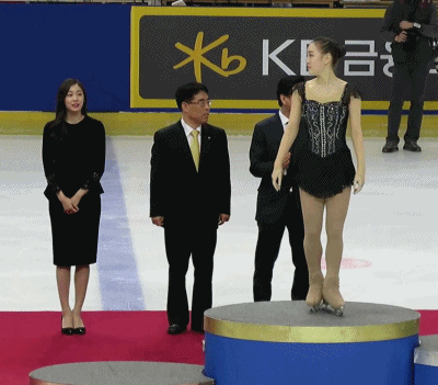 시상식에서 후배들 고나리하는 김연아.gif | 인스티즈