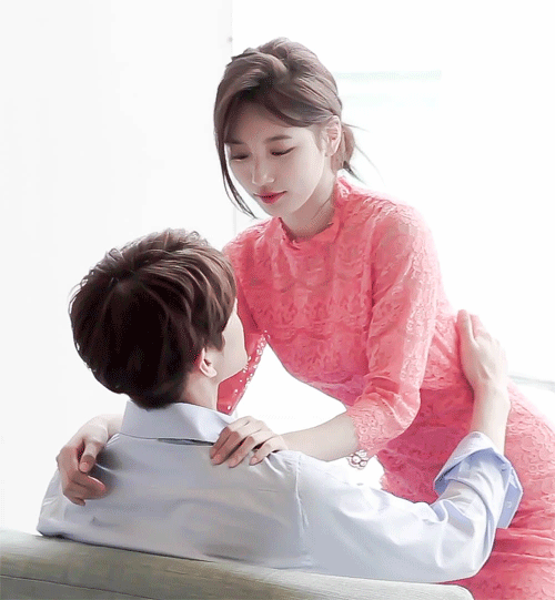 수지랑 포옹하는 김우빈.gif | 인스티즈