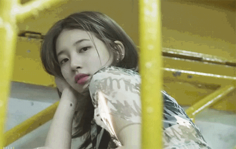 수지가 이렇게 쳐다보면? | 인스티즈