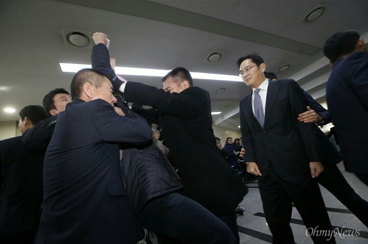 기습시위자를 바라보는 이재용 표정 | 인스티즈