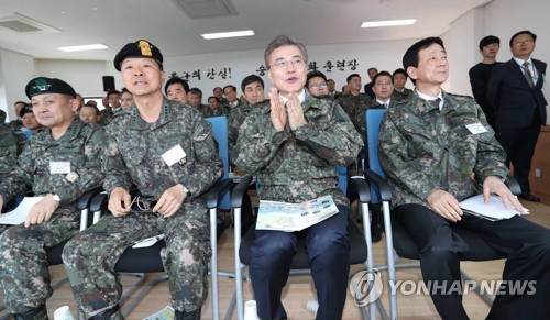 화력격멸훈련 참관하는 문재인 | 인스티즈