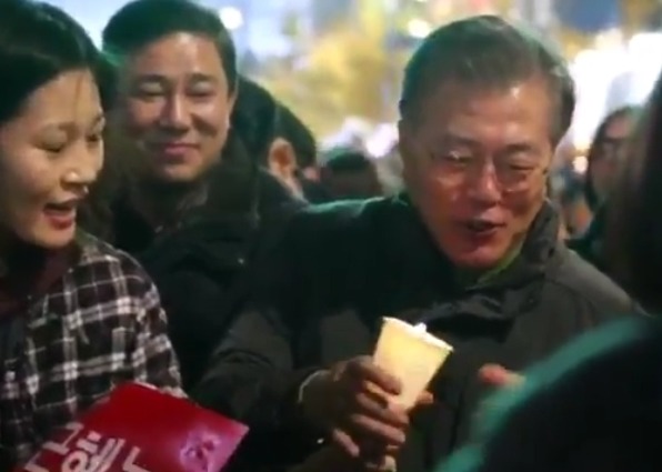 LED촛불을 처음 본 문재인 반응.jpg | 인스티즈