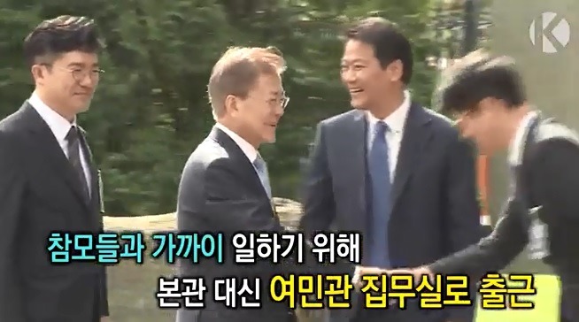 오늘자 문재인 대통령 출근길 .jpg | 인스티즈