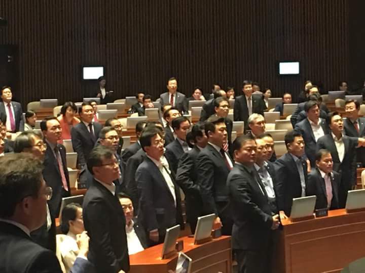 국회에서 벌어지고 있는 친박의 깽판 | 인스티즈