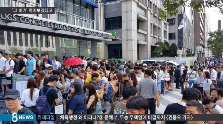"쉑쉑버거"먹겠다고..폭염 속 장사진.jpg | 인스티즈