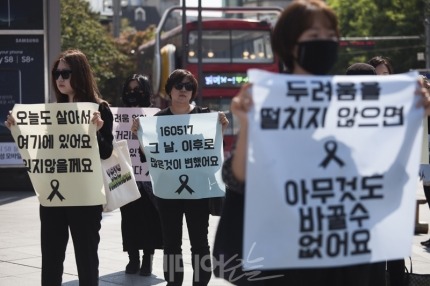 오늘자 강남역 사건 1주기 추모현장 | 인스티즈