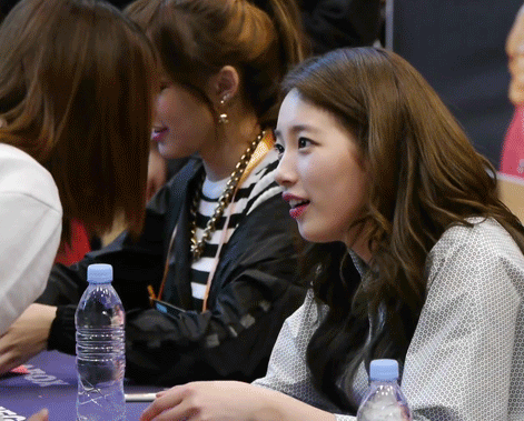사인회에서 아이컨택 해주는 수지.gif | 인스티즈