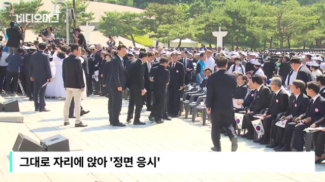 작년 5.18 기념식 황교안과 박승춘 | 인스티즈