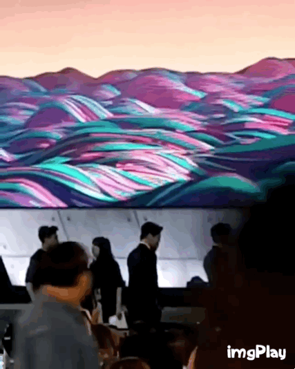 박보검한테 인사 받는 김은숙 작가 표정.gif | 인스티즈