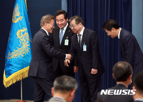 오늘자 문재인 대통령 사진들 .jpg | 인스티즈