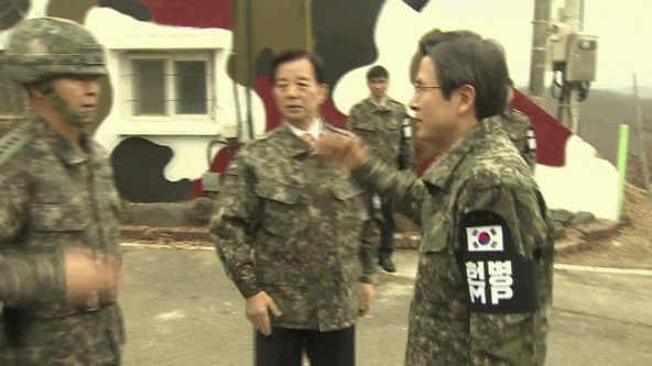 부하에게 먼저 경례하는 | 인스티즈