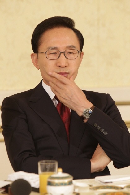수트 입은 남자의 손목.JPG | 인스티즈