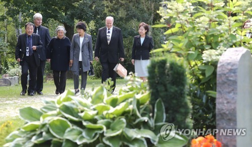 윤이상 제자들과 묘지 둘러보는 김정숙 여사 .jpg | 인스티즈