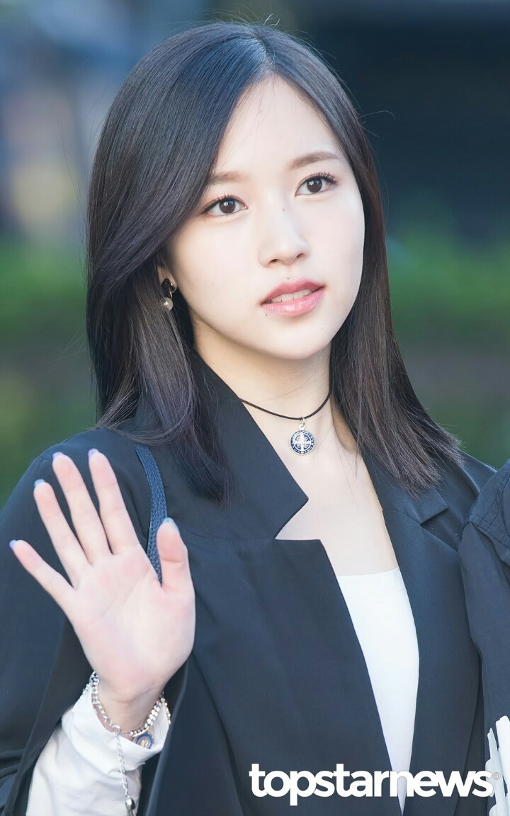 서로다른 분위기의 사나와 미나 뮤뱅 출근길.jpg | 인스티즈