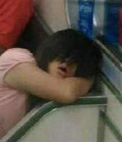 지하철서 섬뜩하게 나를 보고 비웃는.jpg | 인스티즈