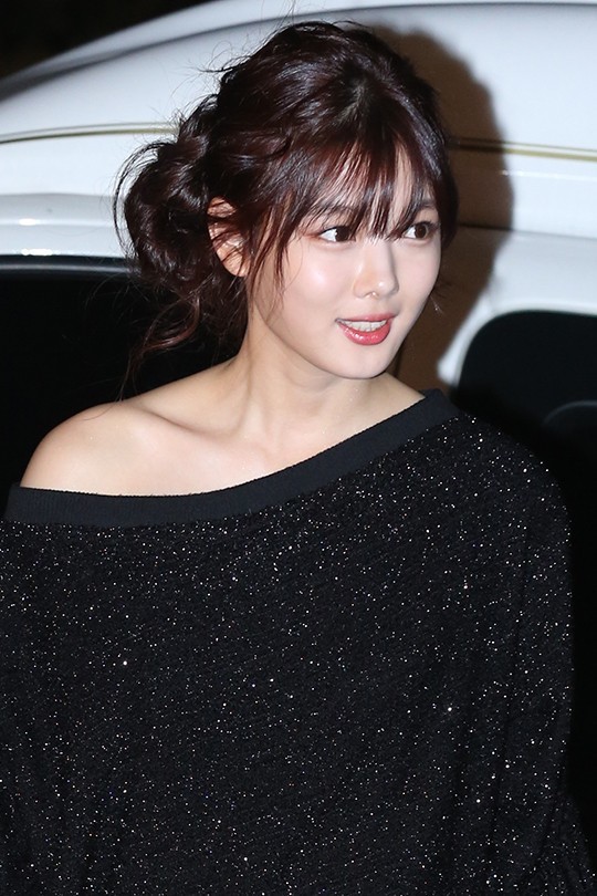 김유정 어깨 노출 | 인스티즈