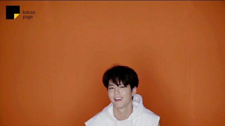 자기가 찍은 광고 사진 가져가는 박보검.gif | 인스티즈