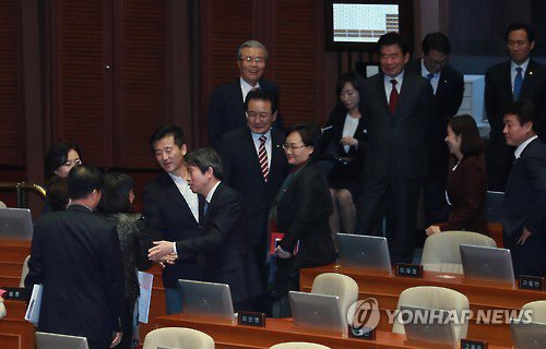동료들 격려 받는 이재정 의원 | 인스티즈