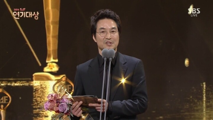 sbs 연기대상에서 금반짝이 위치선정 ㄷㄷㄷ.jpg (feat 한석규) | 인스티즈