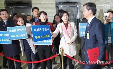 우병우 앞에서 구속 수사 피켓 시위하는 민주당 의원들과 무시하는 우병우 | 인스티즈