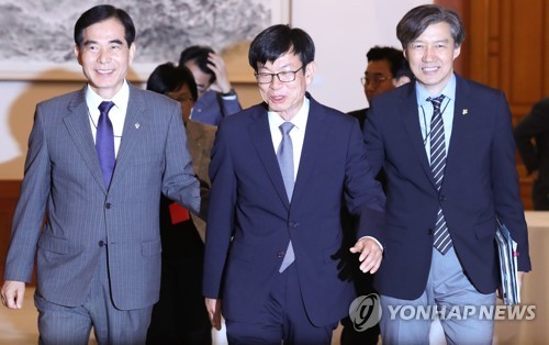 오늘 문재인 대통령과 김상조 공정위위원장 임명장 수여식 .jpg | 인스티즈