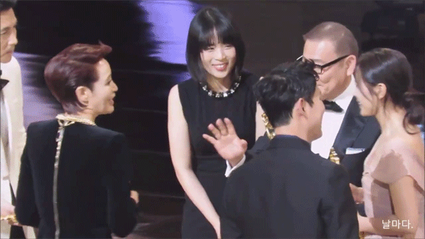 [청룡] 인기상 받은 후배들 안아주는 김혜수 (정우성은 안 안아줌 주의) | 인스티즈