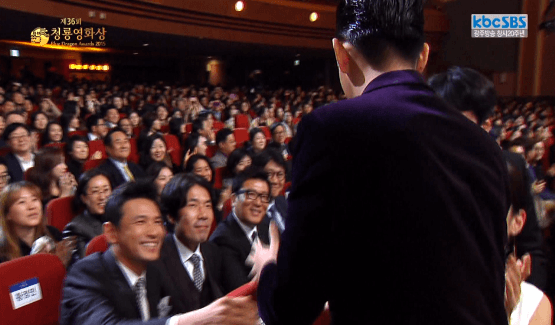 유아인과의 악수 실패한 오달수.gif | 인스티즈
