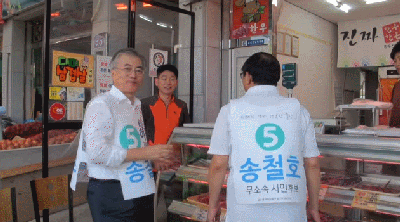 [문재인대통령] 물 한잔의 여유.gif | 인스티즈