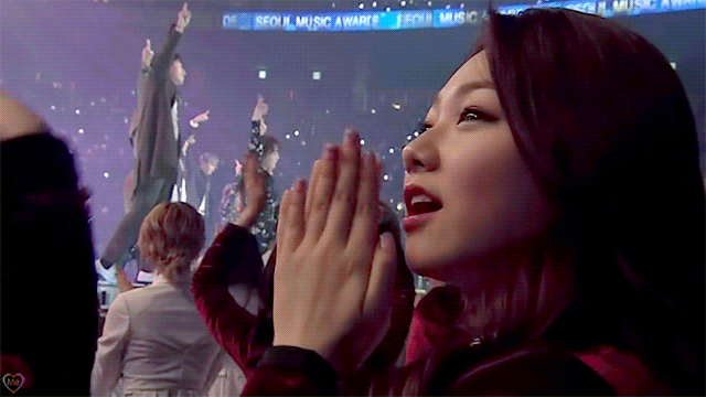 서가대 무대 보면서 리액션치는 강미나.gif | 인스티즈