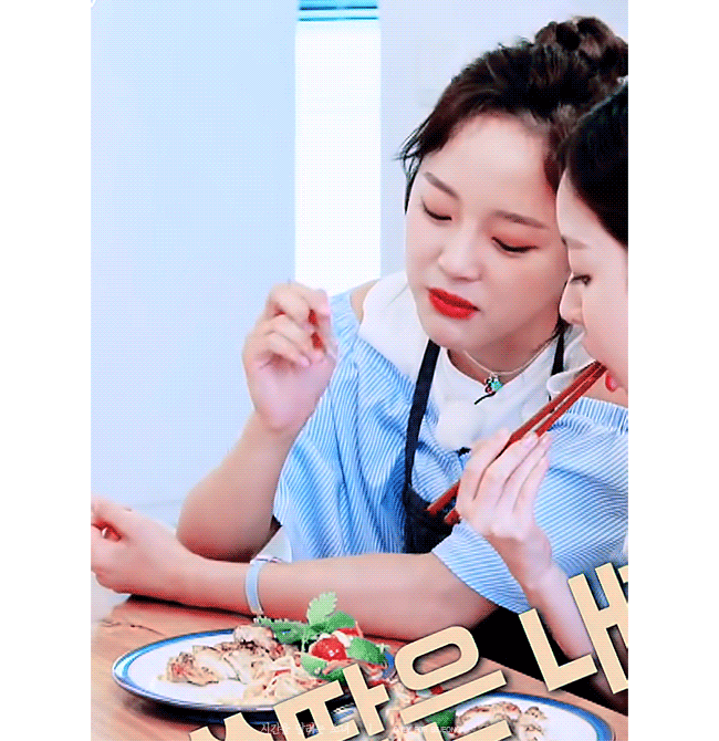 이마에 딱밤 한대 때리고 싶은 아이돌.gif | 인스티즈