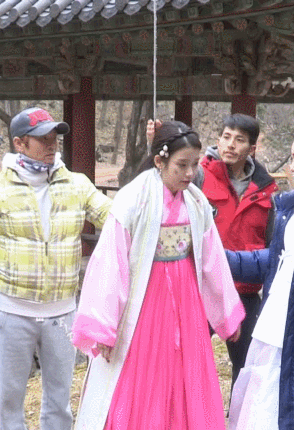 아이유 인형을 뽑았습니다.gif | 인스티즈