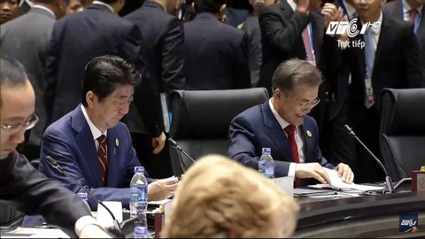 11/11 APEC 정상회의 본회의 세션에 참석한 문재인 대통령 | 인스티즈