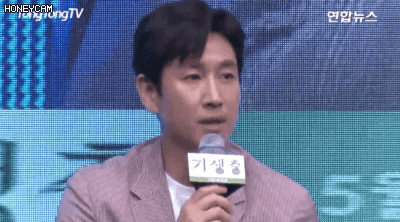 오늘 말 한번 실수했다가 제작보고회에서 선배들한테 쉼없이 놀림당한 최우식ㅋㅋ.gif | 인스티즈