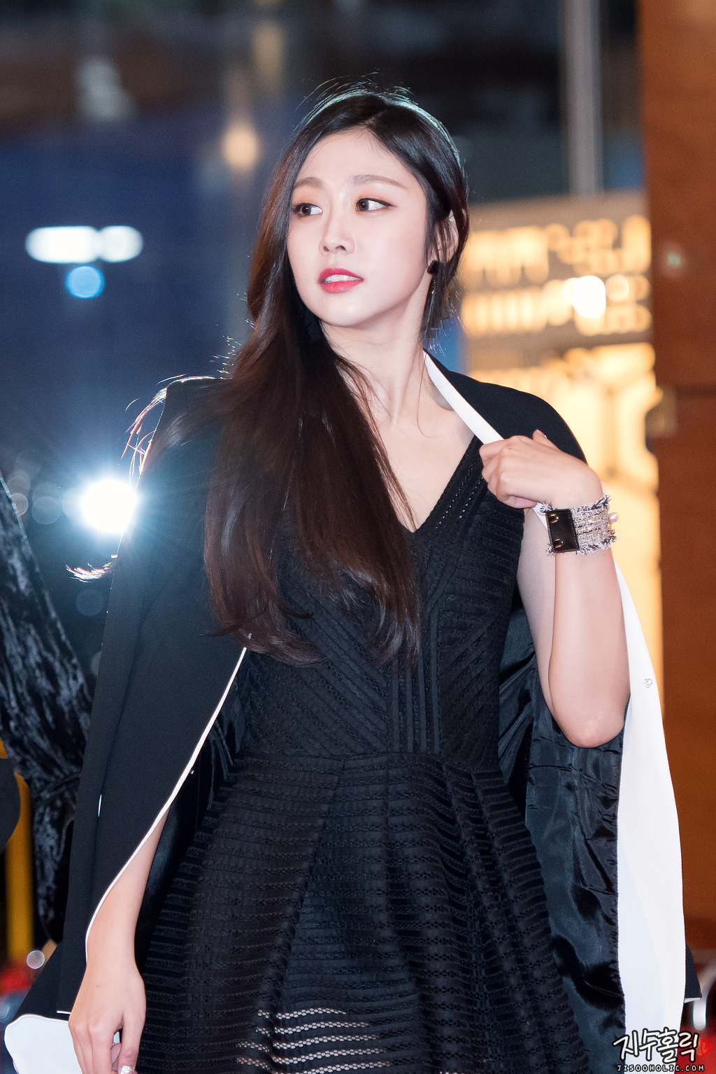 자기도 조금은 이쁜거 알고 있는 뻔뻔한 러블리즈 서지수.gif | 인스티즈