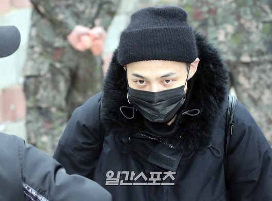 웃으면서 입대하는 지드래곤 모습.jpgif | 인스티즈
